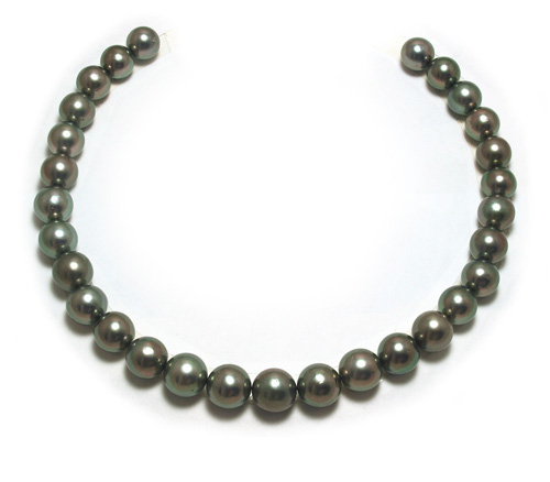 Tahitian pearl necklace with round pearls